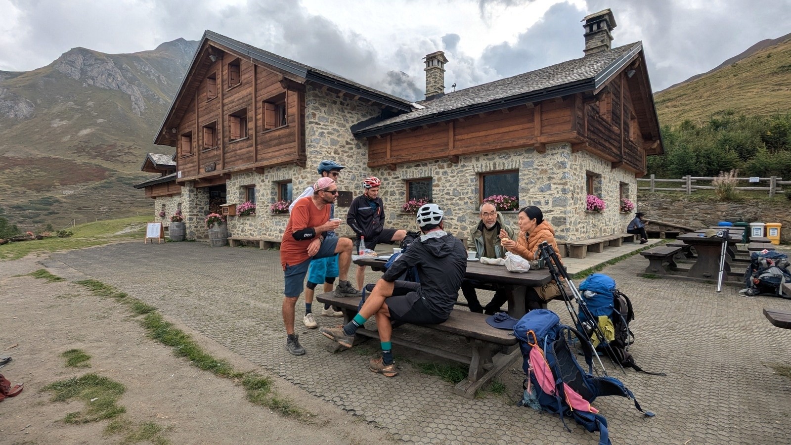 #6 Rifugio Bonatti et la discute au café Rifugio Bonatti et la discute au café