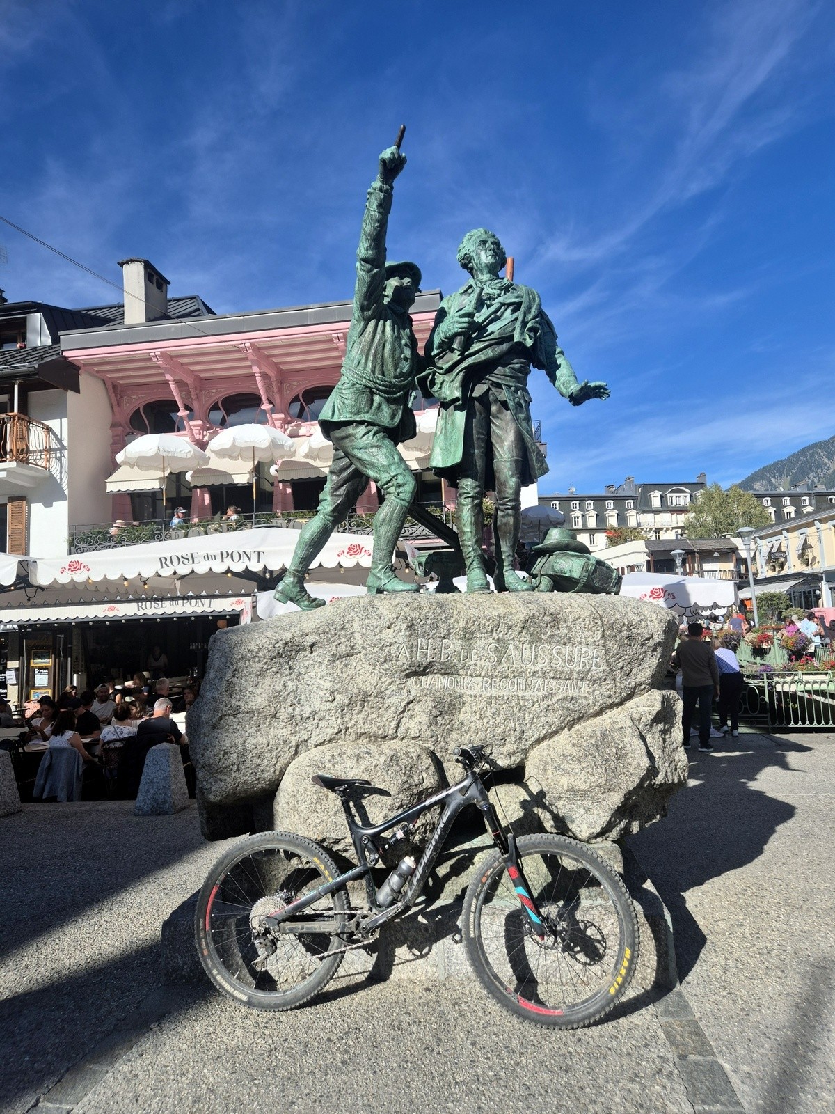 #26 Le guide voit le Mont-Blanc, l Le guide voit le Mont-Blanc, l'idiot le doigt