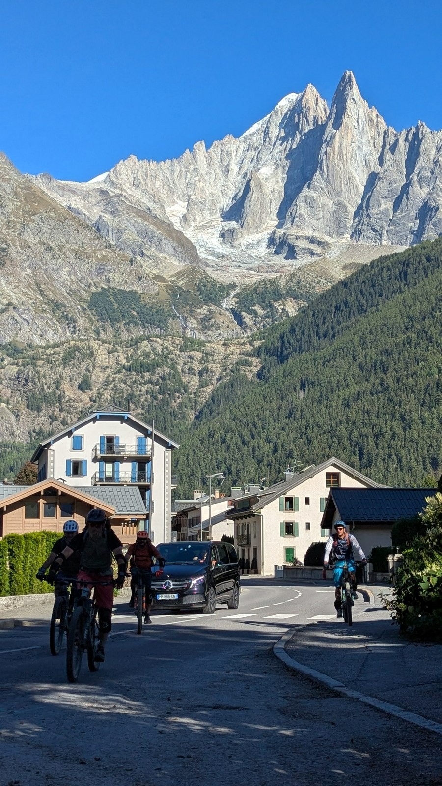 #25 un contraste fou entre ville et sommets mythiques un contraste fou entre ville et sommets mythiques