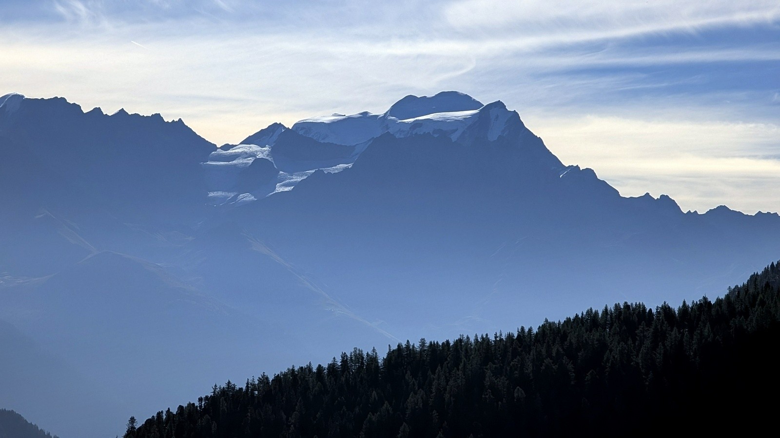 #3 Les Combins apparaissent dans les trous de la forêt Les Combins apparaissent dans les trous de la forêt