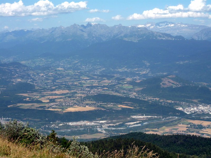 La colline : Vu du sommet, c'est plat le plateau de Jarrie, Montchab et les 4S ;-)