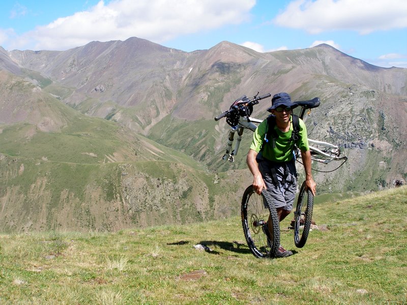 #10 Technique catalane de portage : Gilles se sert des roues pour prendre appui dans les parties raides Technique catalane de portage : Gilles se sert des roues pour prendre appui dans les parties raides