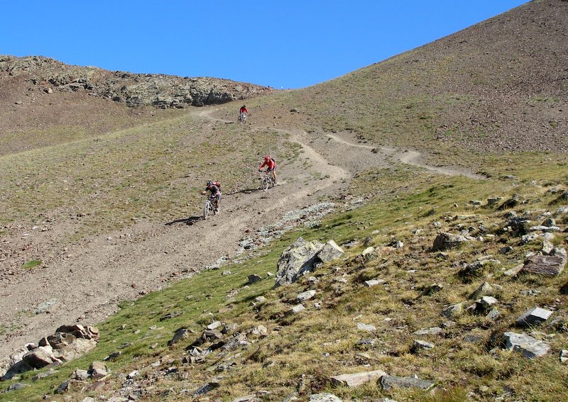 #14 Descente du coll d Descente du coll d'Eina : Les axurits entament la descente