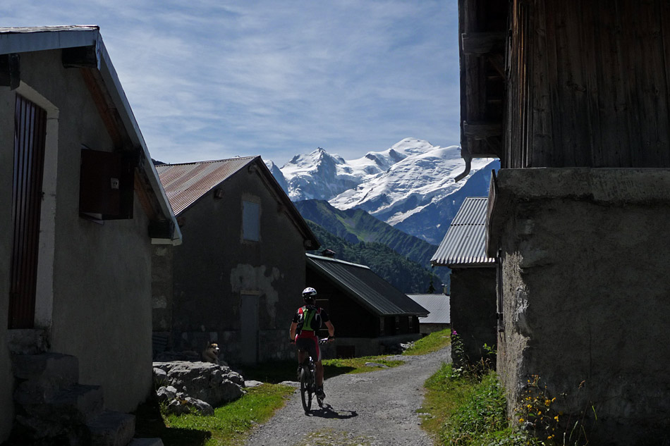 #5 Ayère : Traversée du hameau d Ayère : Traversée du hameau d'Ayère des Pierrières.