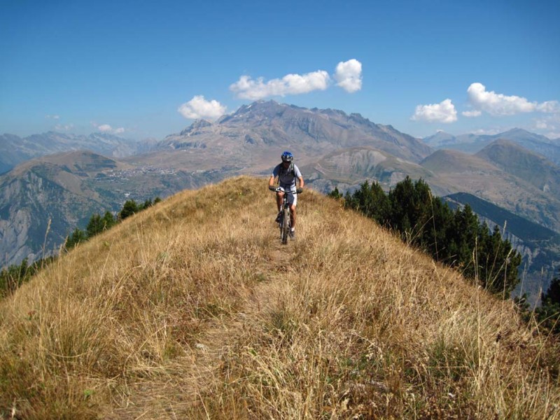 Crête de la Croix de la Garde : Sur la crête vers le nord. En ar plan l'Alpe d'Huez, les Grandes Rousses & le Pic du Lac Blanc