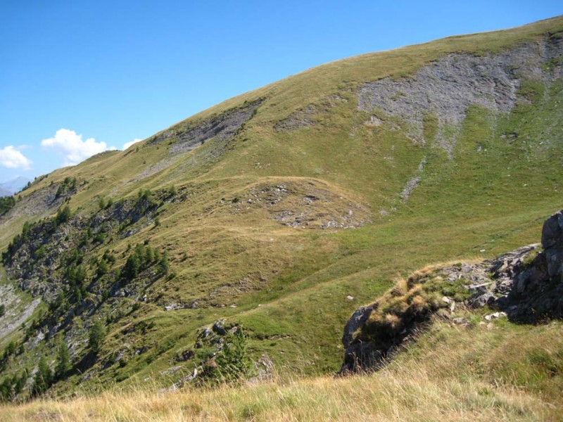 Combe du Grand Renaud : La descente depuis le point 2128. Un léger tracé en haut à gauche, une descente en sente à moutons