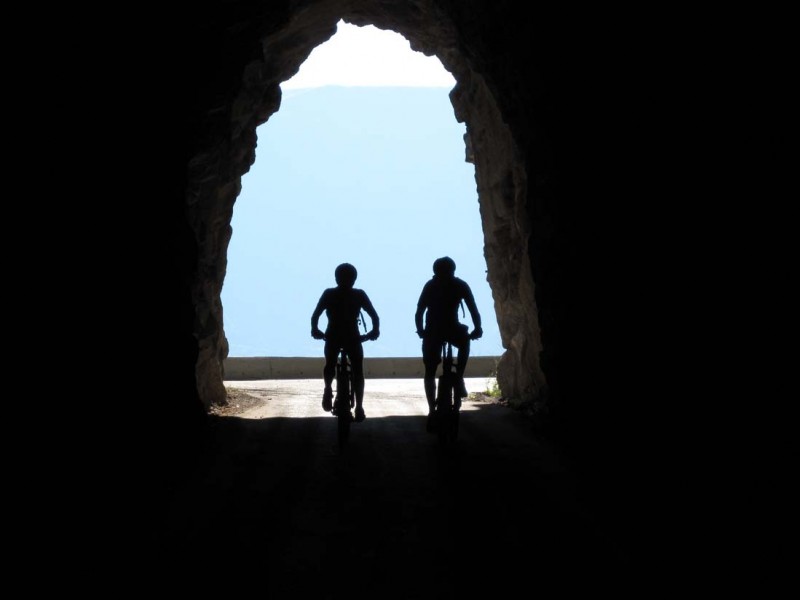 Tunnel de Bouchère : Le noir des traversées en tunnels surprennent les vttistes qui y jouent les ombres chinoises