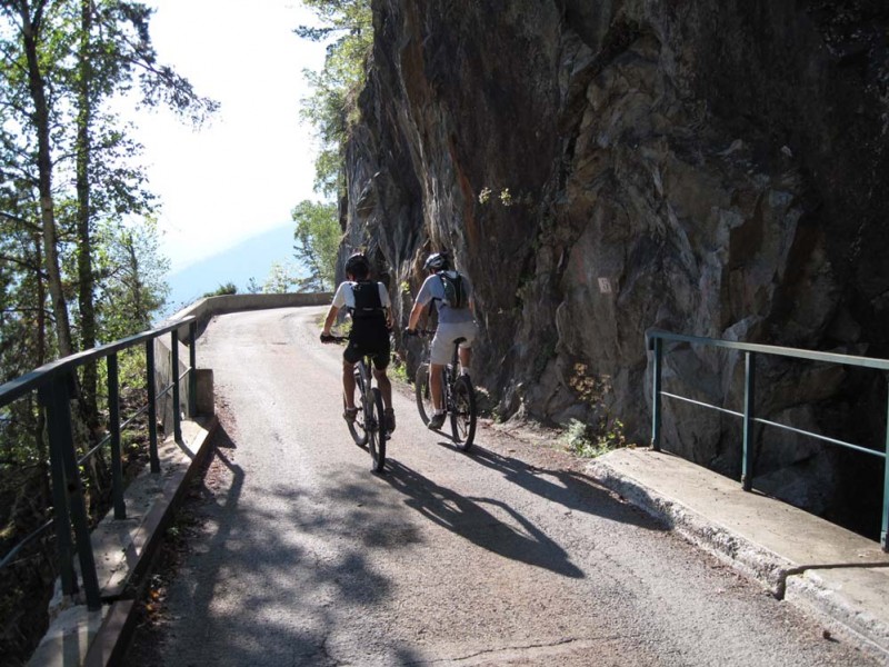 Sortie des tunnels : Malgré le goudron très agréable montée en balcon à Villard Notre-Dame.