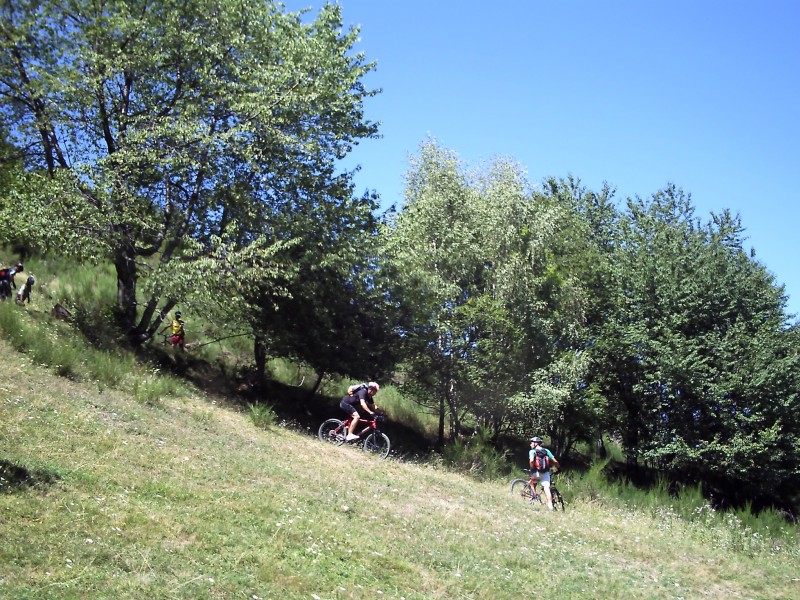 Départ de la 1ère descente : Aux niveau des premières granges, le sentier est peu évident à suivre. Ensuite c'est plus facile.