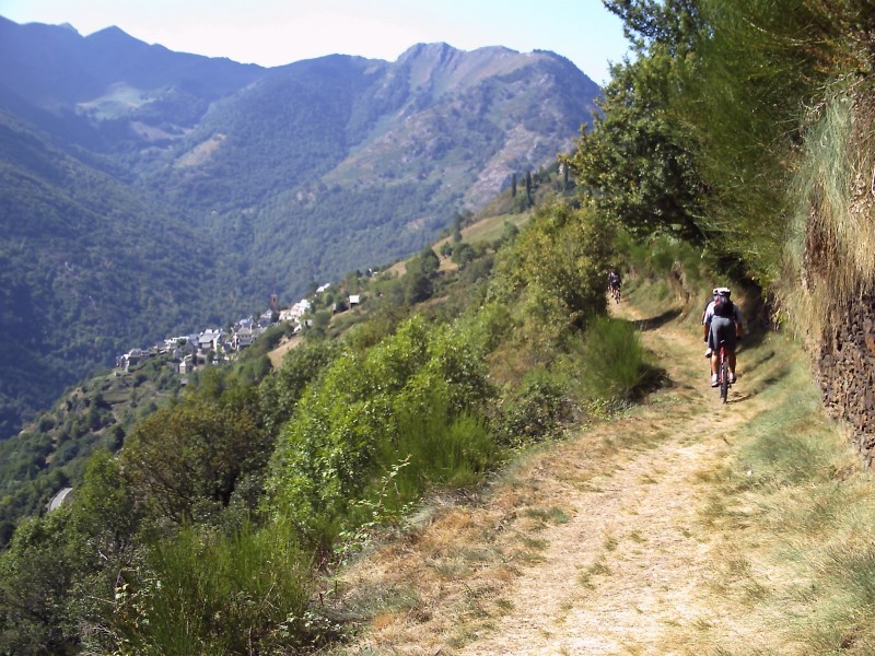 Canejàn : Arrivée sur le village par le sentier balcon