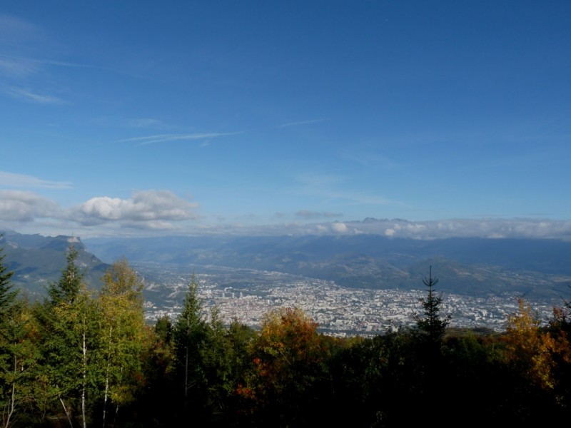 Grenoble : et quelques sommets de Belledonne que dépassent.