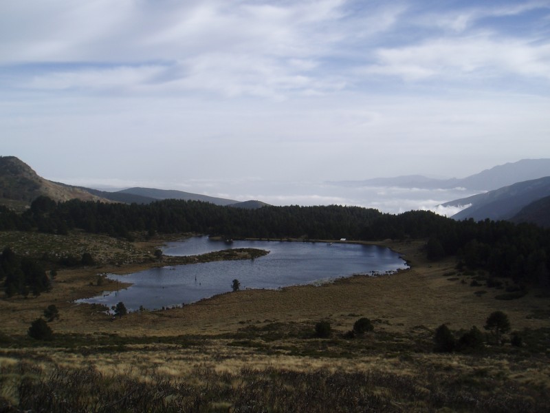Estany del cot : L'étang au dessus des nuages et au  loin le massif du Canigou