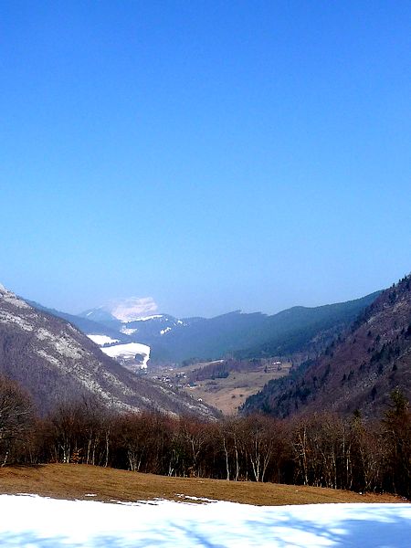 Vallée : Dent de Crolles encore bien blanche et vallée du Sappey qui a perdu la neige.