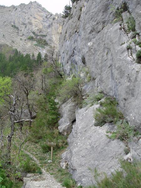 Le Pas : Belle ambiance en dessous de ces falaises.
