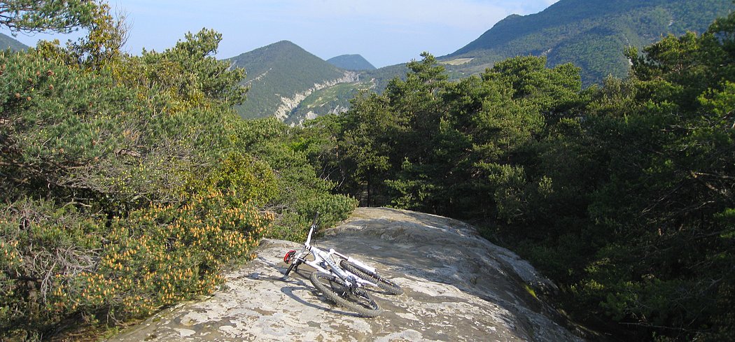 #2 Départ du GR6 : descendant sur la Combe de Sauve depuis le Flachet Départ du GR6 : descendant sur la Combe de Sauve depuis le Flachet