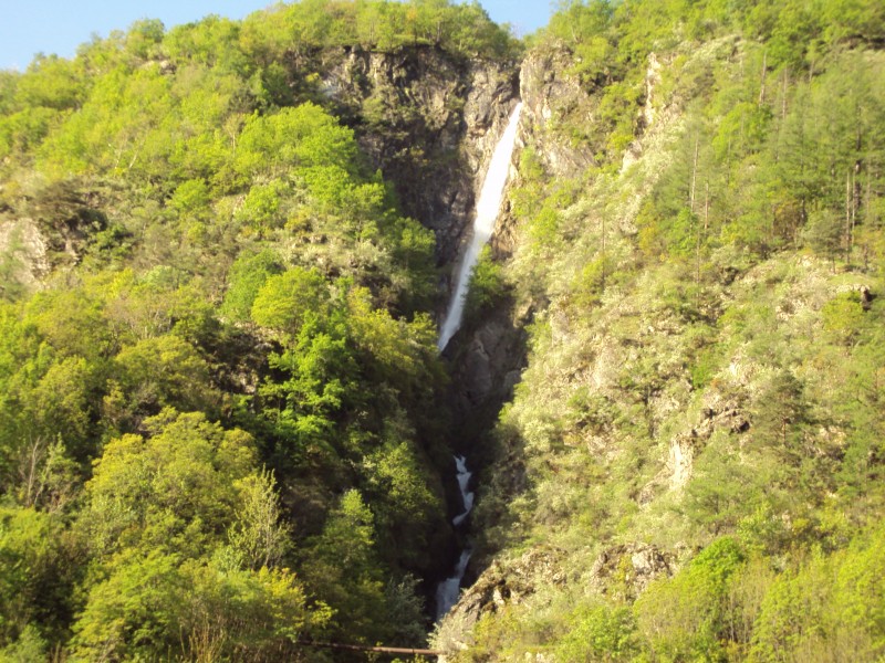 cascade de louch : le chemin passe a droite de la cascade