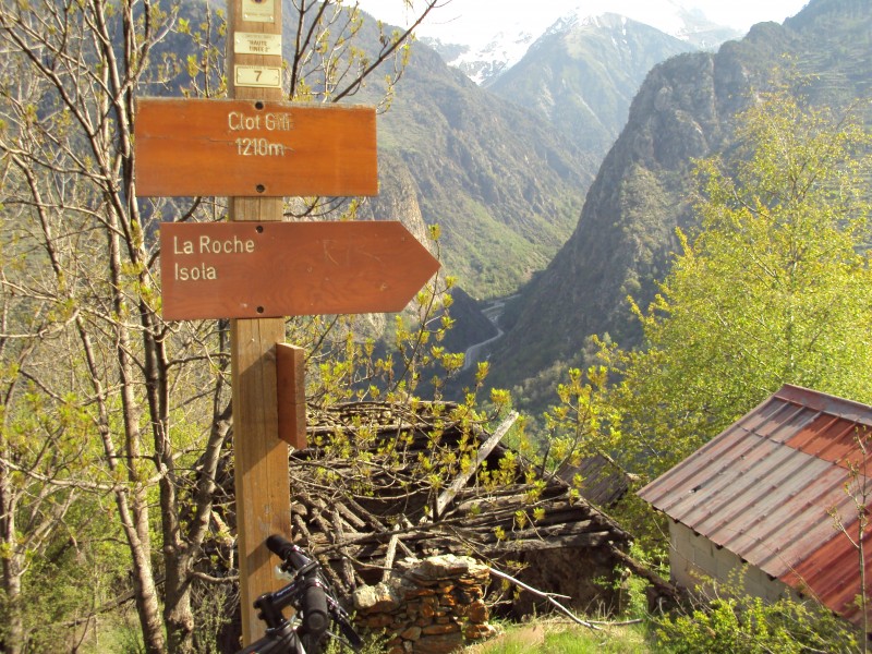 montee : clot gilli.route d isola 2000 au fond