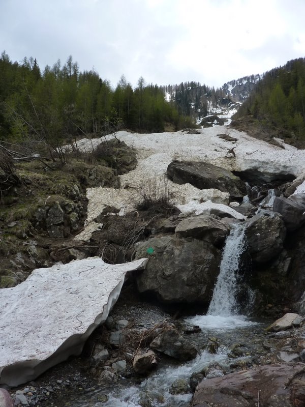 Ravin de l'Infernet : Franchissement du ravin avec des restes de neige