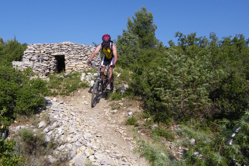 Kakou : devant une capitelle