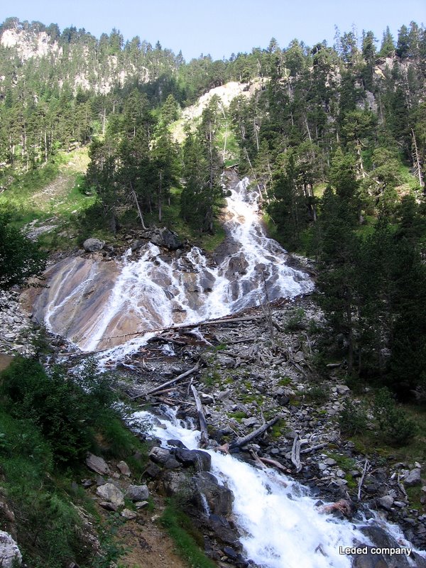 Les cascades : Torrent de la Rosière. Ici commence le portage rapide jusqu'à la piste de la Vallée des Avals.