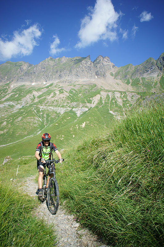 Montée Col du Niard : Ben et les faces E de Tête Pelouse et Paccaly au-dessus