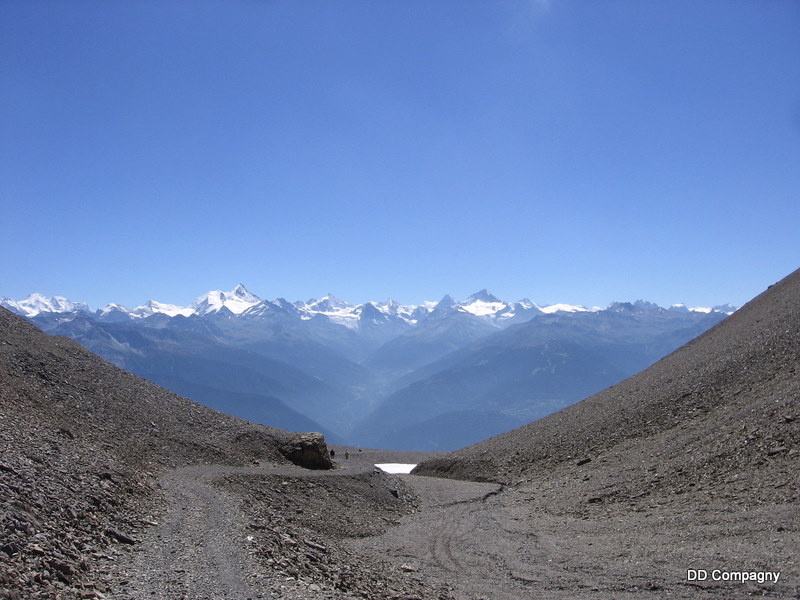 Piste : En dessous, ce n'est pas tant minéral. C'est plutôt Bling bling et Rolleix au poignet!