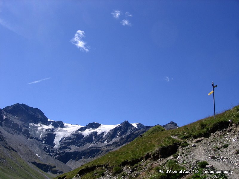 Pt 2262m : Le sentier de retour depuis le Pas d'Arpilles avec le Glacier de Vouasson en toile de fond