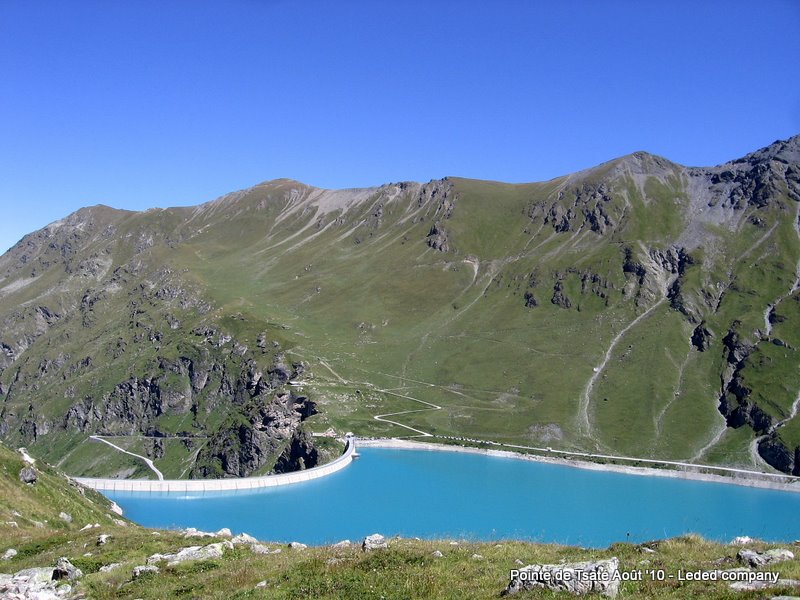#13 Barrage de Moiry : Affluence Barrage de Moiry : Affluence 'touristique' (j'en fait partie aussi, où bien) sur la rive gauche du barrage.
