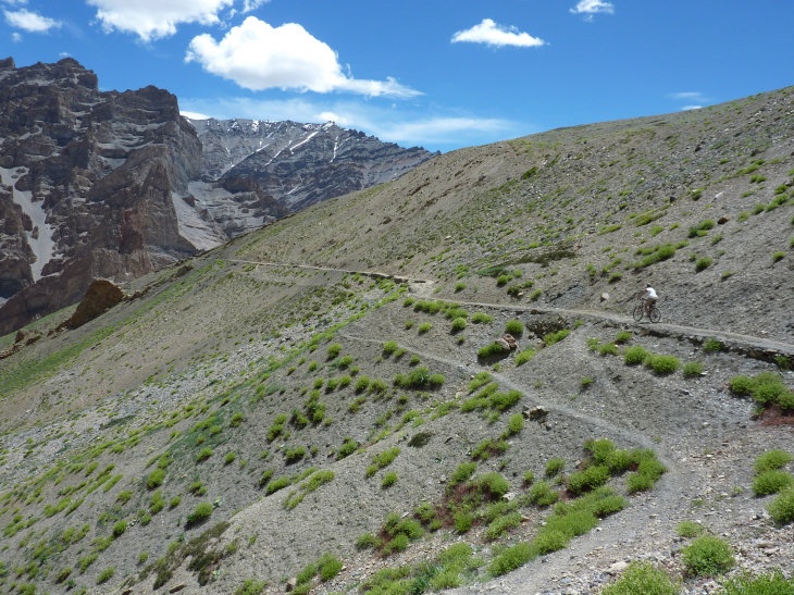 beau sentier roulant (ladakh) : beau sentier roulant avant le Kiupa La(Ladakh)
