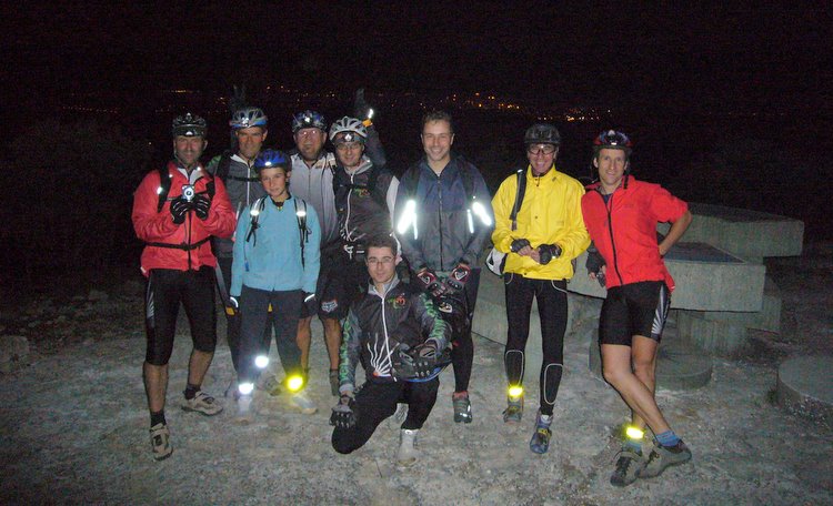 Les noctambules : L'équipe à la table d'orientation 
(photo Alain)