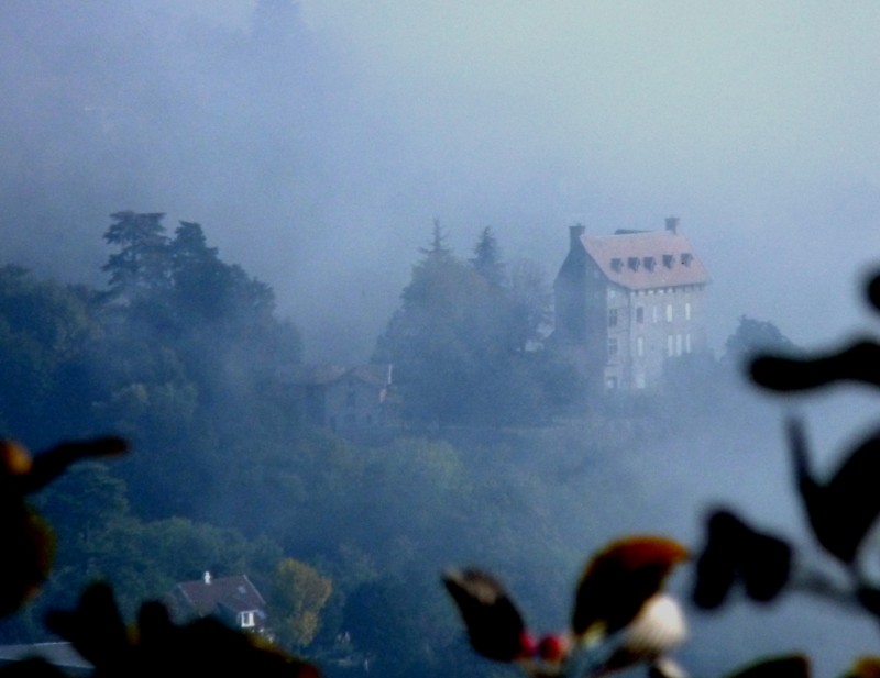 Le Chateau de Bouquéon : qui sort de la brume.