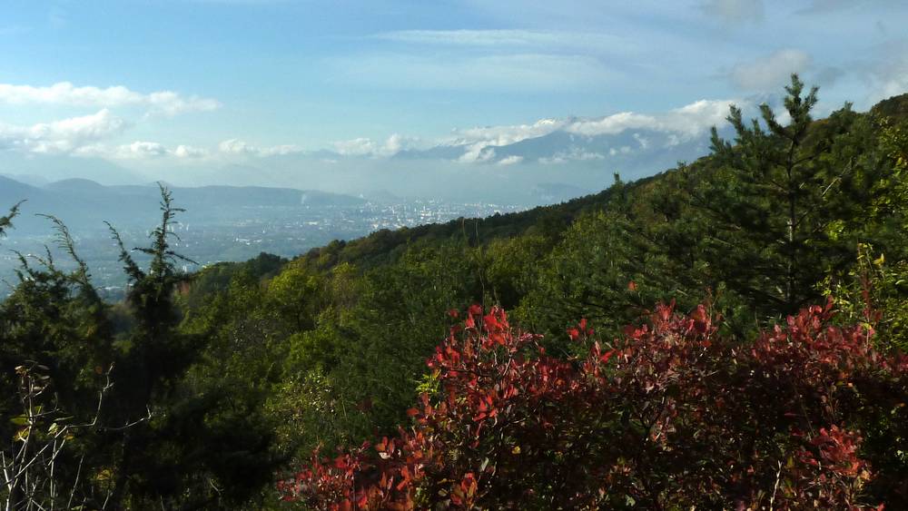 Grenoble : les cretes du Vercors sont enneigées