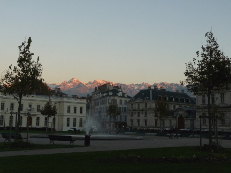 Place Verdun : avec les derniers rayons de soleil sur Belledonne.