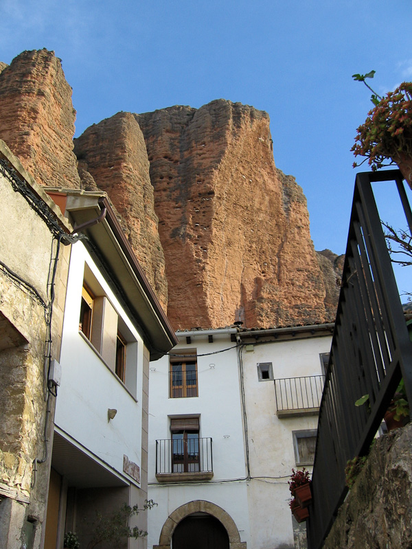 Rues de Riglos : Ici c'est pas une montagne au bout de chaque rue, mais une montagne au-dessus de chaque rue !