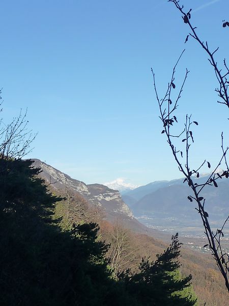 Montagne : Une grosse bosse blanche au bout de la vallée
