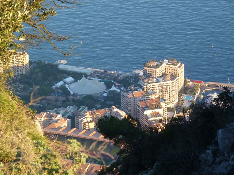 Monaco depuis la Tête de Chien : Vue plongeante sur Monaco avec dans le creux le stade Louis II 540m plus bas. (Distance horizontale 1.1km)