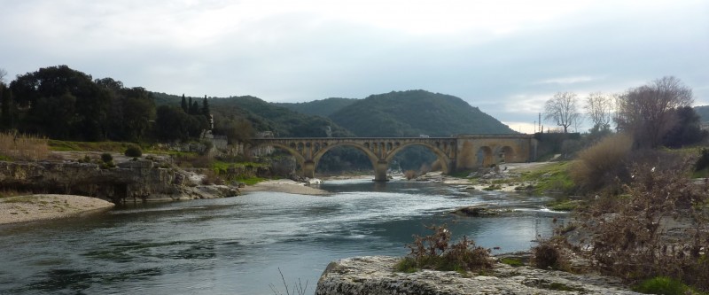Le Pont de Collias : Pas de canoé aujourd'hui et pourtant il y a de l'eau