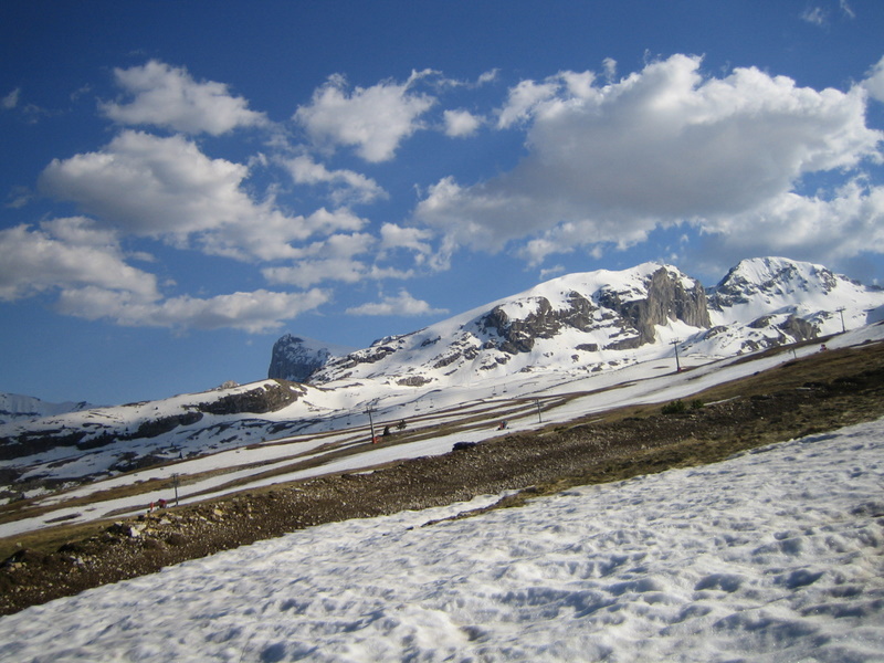Pic de Bure : Les pistes de Ski devant