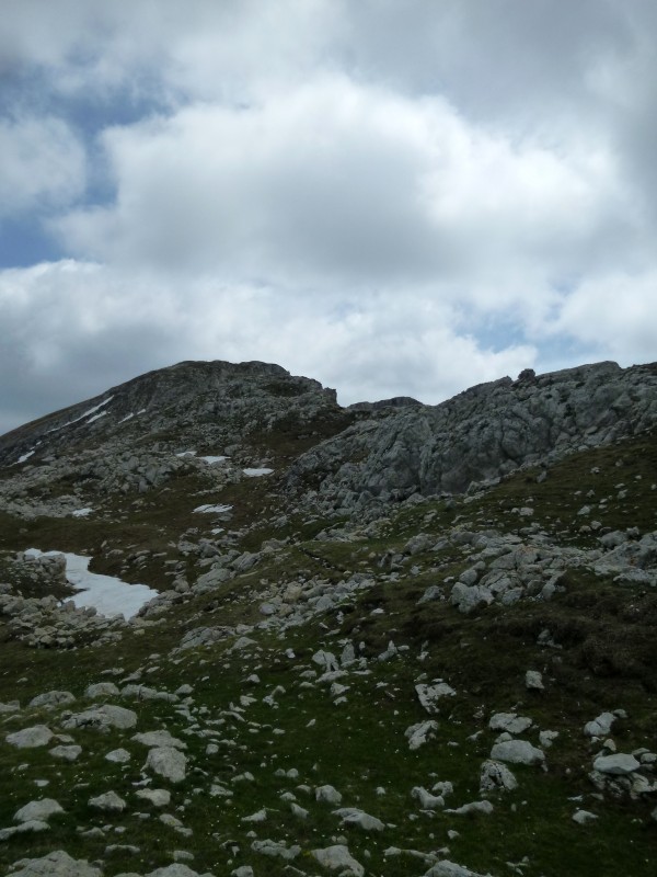 Vers les Monges : passage pierreux et serpentant..