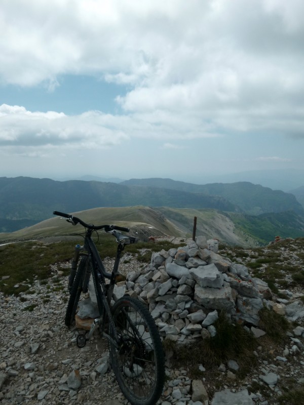Les Monges : Au sommet. et la belle descente par la crête de Conalpes pas toujours débonnaire..