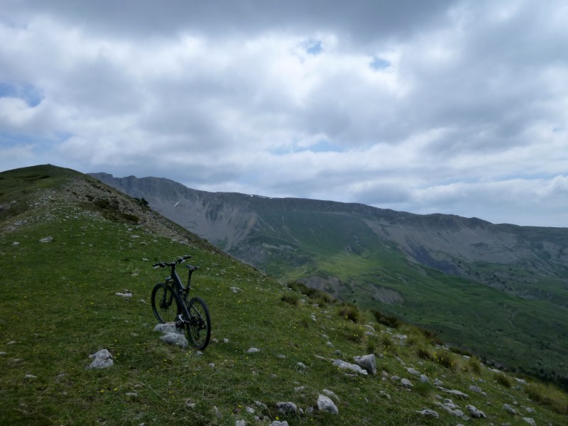 Crête de Serrière Cabane : mm les Monges au fond et surtout à droite, à peine la moitié de la descente sur la crête opposée...