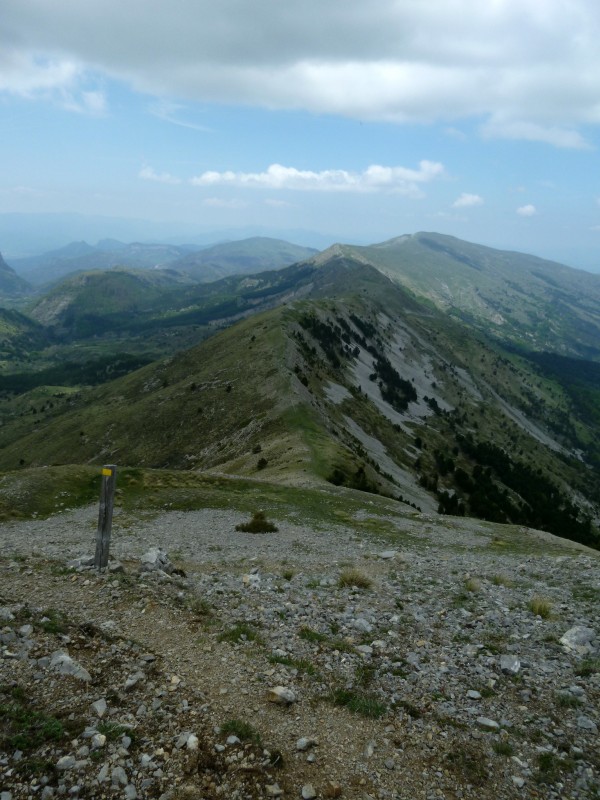 Vers les Monges : dans le portage rustique, vue sur la magnifique crête du Raus et Serrière Cabane.