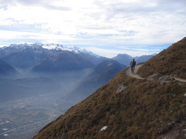 Sous le Chavalard (2) : Superbe balcon au-dessus de la vallée du Rhône, le massif du Mont-Blanc au fond.