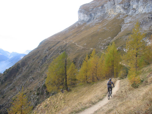 Sous le Chavalard (1) : Début du chemin qui traverse le versant sud du Grand Chavalard.