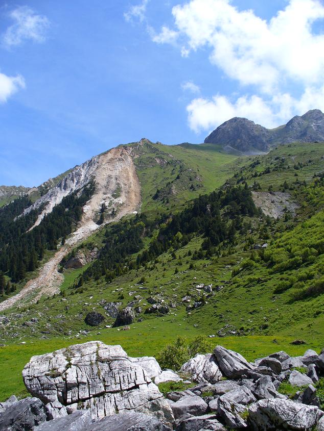 Vallée des Avals : Vue sur le deuxième objectif du jour, Col de la Grande Pierre et Crête du Mont Charvet.