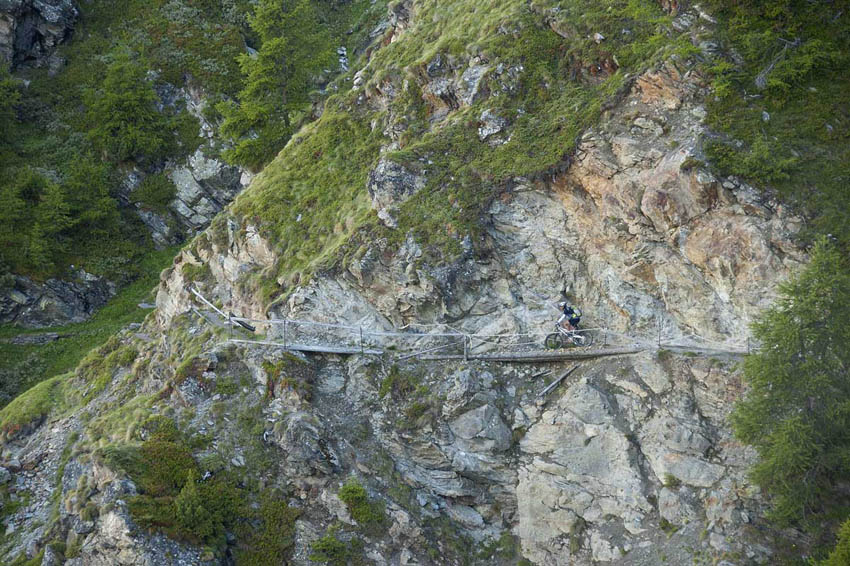 #21 mattertal : Les passages spectaculaires du sentier descendant vers Jungu mattertal : Les passages spectaculaires du sentier descendant vers Jungu