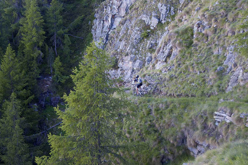 #23 Mattertal : Les passages spectaculaires du sentier descendant vers Jungu Mattertal : Les passages spectaculaires du sentier descendant vers Jungu