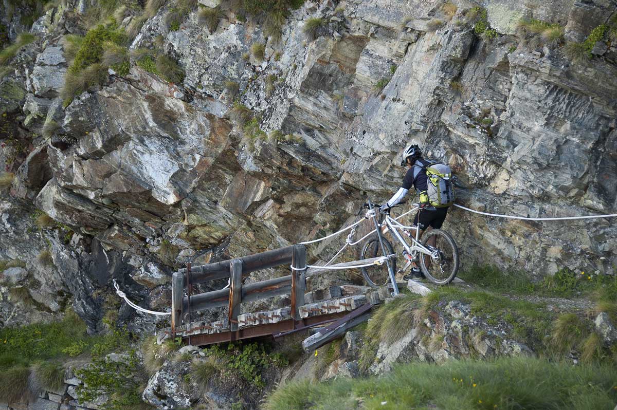 #24 Mattertal : Les passages spectaculaires du sentier descendant vers Jungu Mattertal : Les passages spectaculaires du sentier descendant vers Jungu