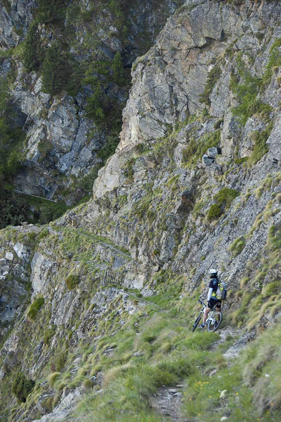 #28 Mattertal : Les passages spectaculaires du sentier descendant vers Jungu Mattertal : Les passages spectaculaires du sentier descendant vers Jungu