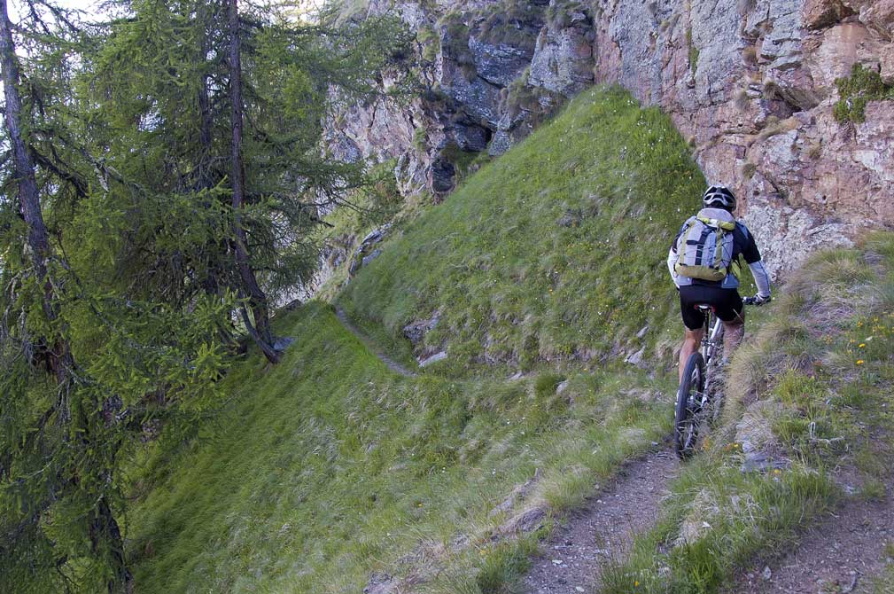 #18 Mattertal : Les passages spectaculaires du sentier descendant vers Jungu Mattertal : Les passages spectaculaires du sentier descendant vers Jungu